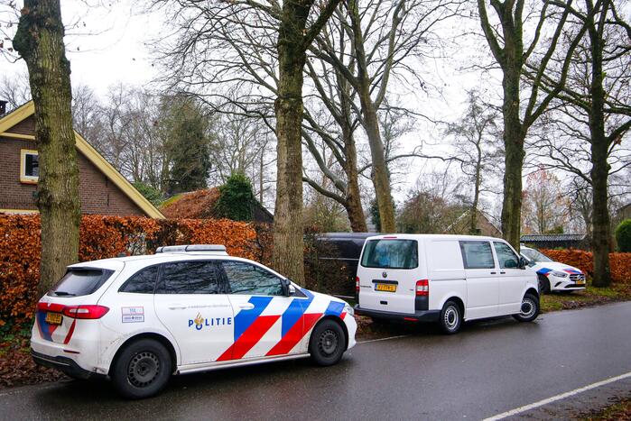 Overleden persoon aangetroffen, politie doet onderzoek