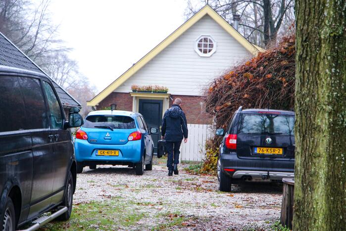 Overleden persoon aangetroffen, politie doet onderzoek