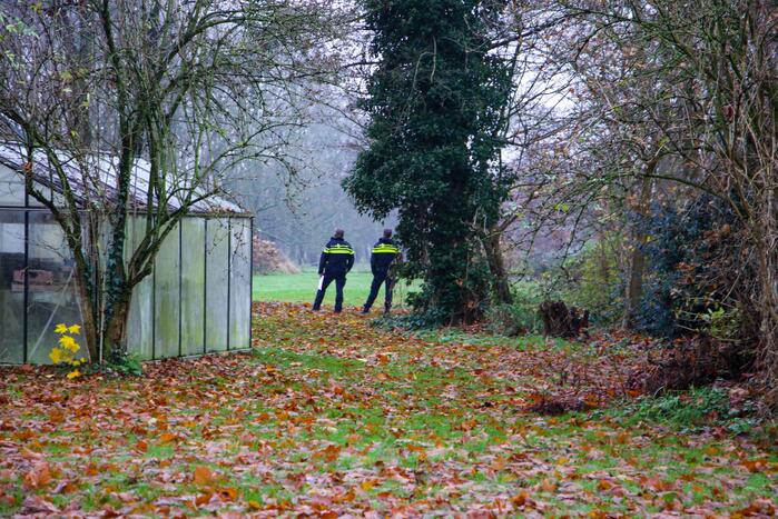 Overleden persoon aangetroffen, politie doet onderzoek