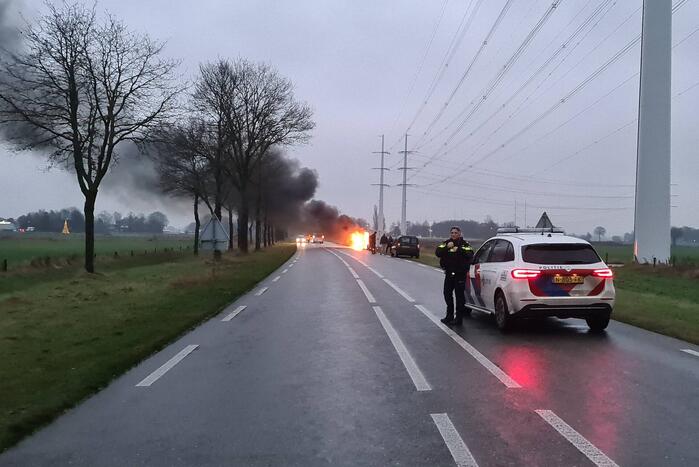 Bestelbus volledig uitgebrand