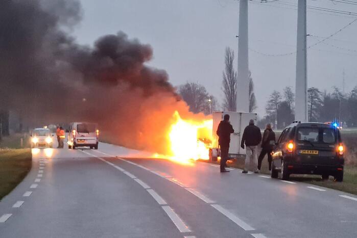 Bestelbus volledig uitgebrand