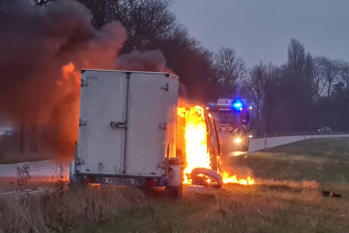 Bestelbus volledig uitgebrand