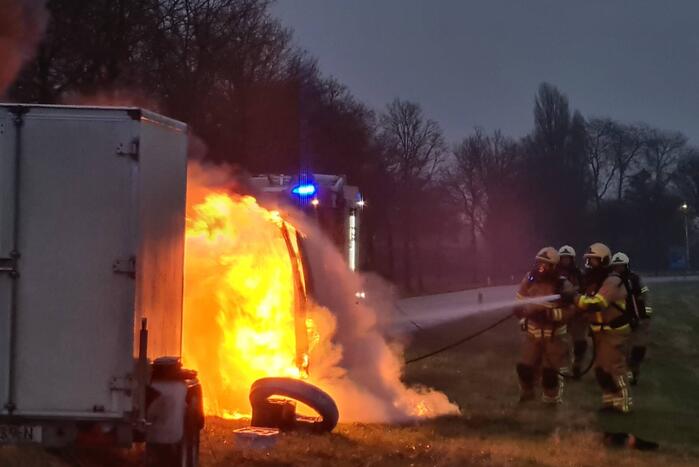 Bestelbus volledig uitgebrand