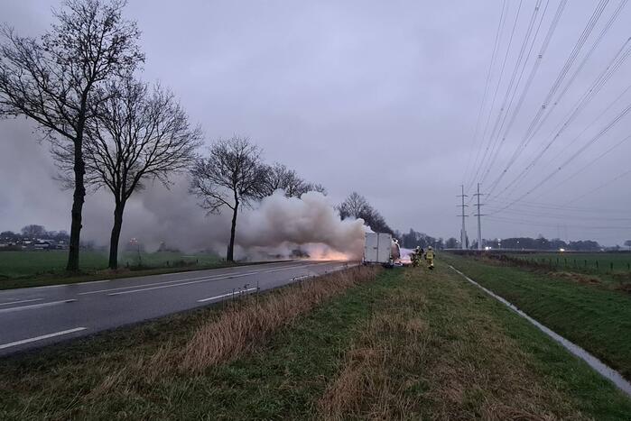 Bestelbus volledig uitgebrand