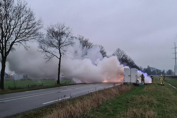 Bestelbus volledig uitgebrand