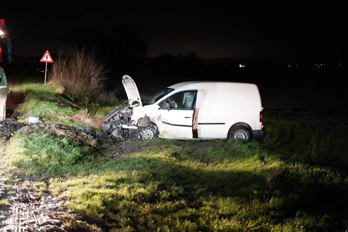 Flinke schade door botsing tussen bestelbus en personenauto