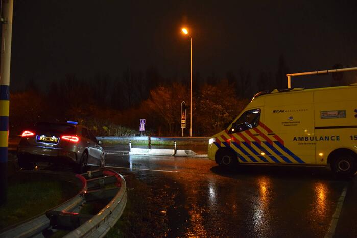 Automobilist eindigt op de vangrail