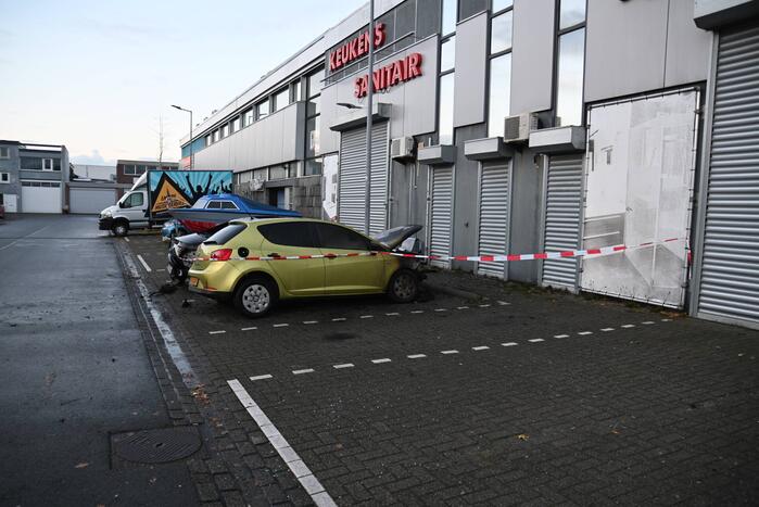 Twee auto's verwoest bij flinke brand