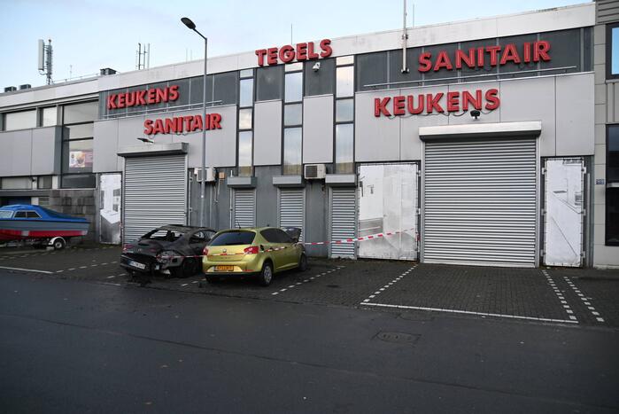 Twee auto's verwoest bij flinke brand