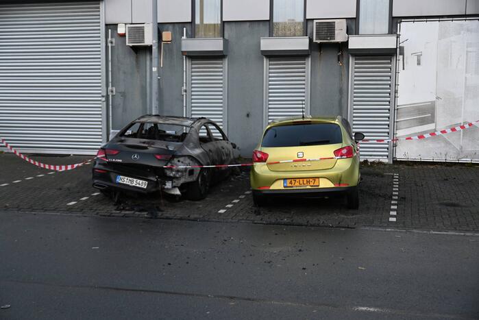 Twee auto's verwoest bij flinke brand