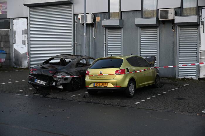 Twee auto's verwoest bij flinke brand
