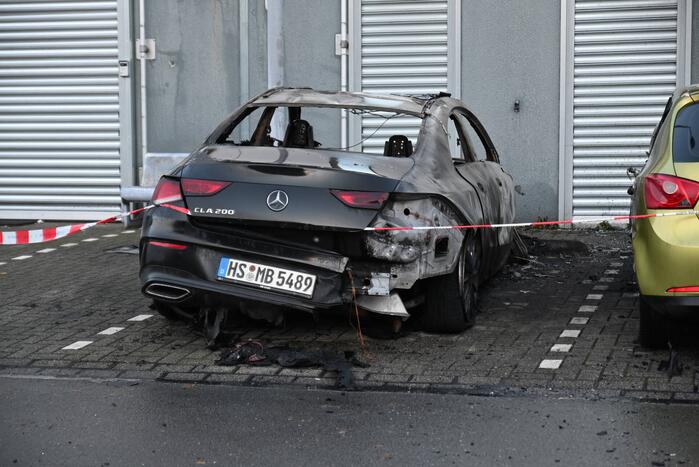 Twee auto's verwoest bij flinke brand