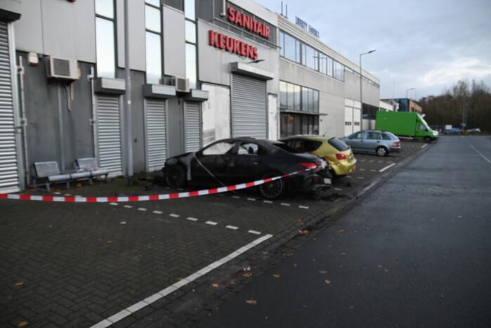 Twee auto's verwoest bij flinke brand