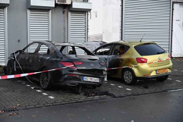 Twee auto's verwoest bij flinke brand