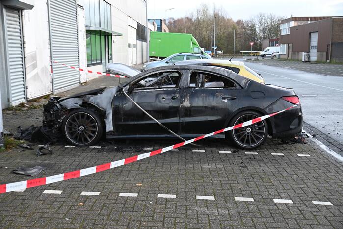Twee auto's verwoest bij flinke brand