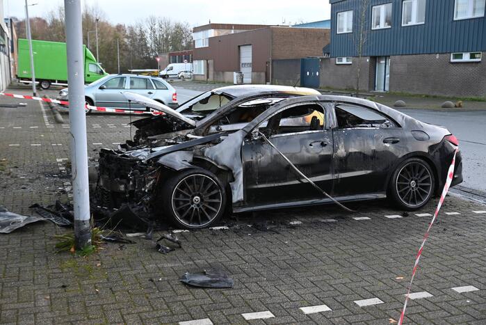 Twee auto's verwoest bij flinke brand