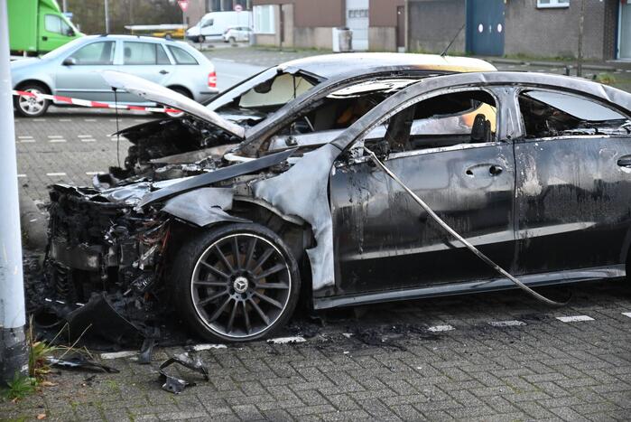 Twee auto's verwoest bij flinke brand