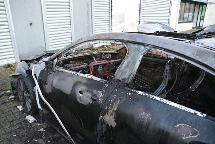 Twee auto's verwoest bij flinke brand