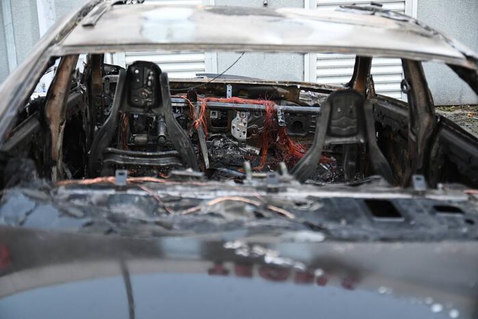 Twee auto's verwoest bij flinke brand