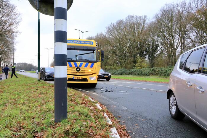 Schade na botsing tussen twee auto's