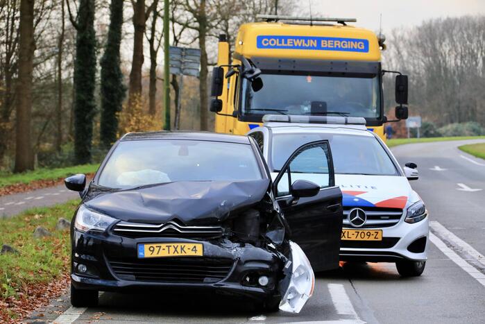Schade na botsing tussen twee auto's