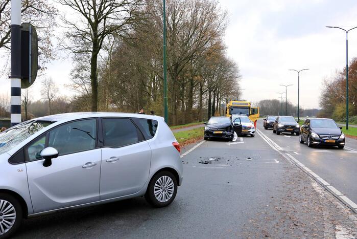 Schade na botsing tussen twee auto's