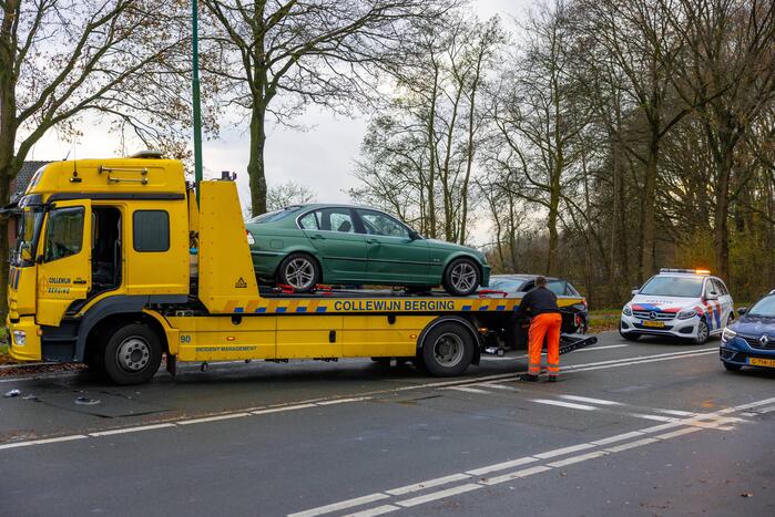Schade na botsing tussen twee auto's