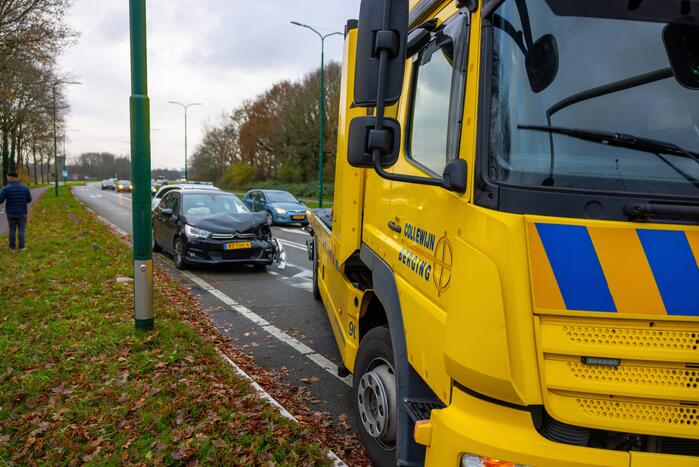 Schade na botsing tussen twee auto's