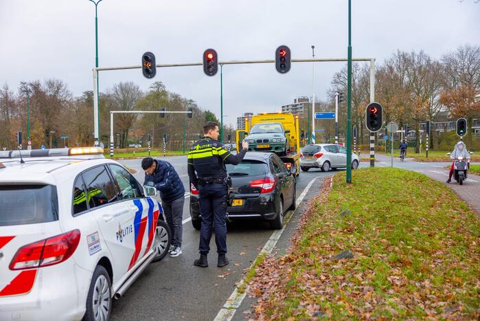 Schade na botsing tussen twee auto's