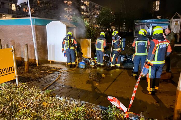 Veel rookontwikkeling door brand in kledingcontainer