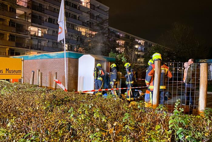Veel rookontwikkeling door brand in kledingcontainer
