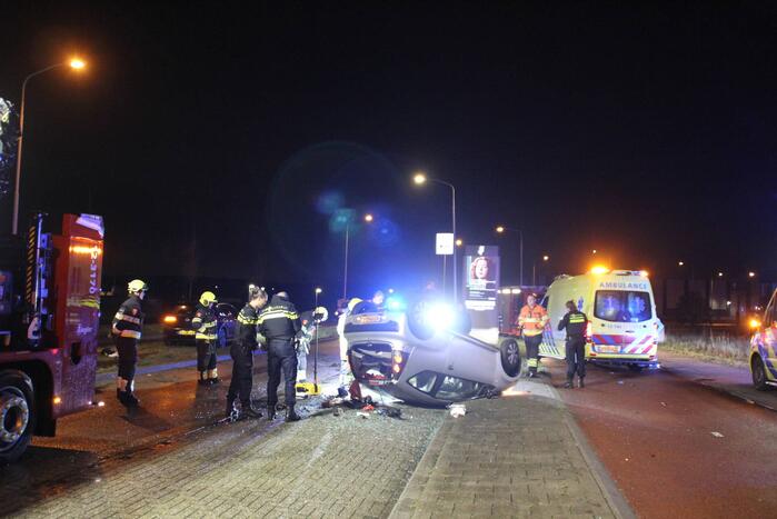 Personenauto belandt ondersteboven, 29-jarige automobilist overleden