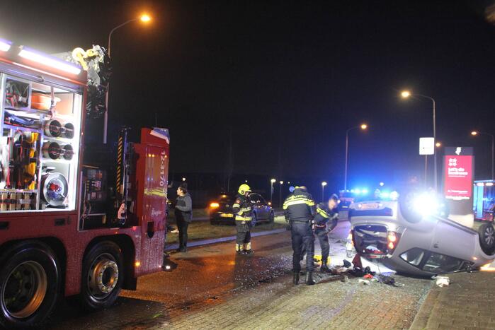 Personenauto belandt ondersteboven, 29-jarige automobilist overleden