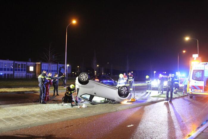 Personenauto belandt ondersteboven, 29-jarige automobilist overleden
