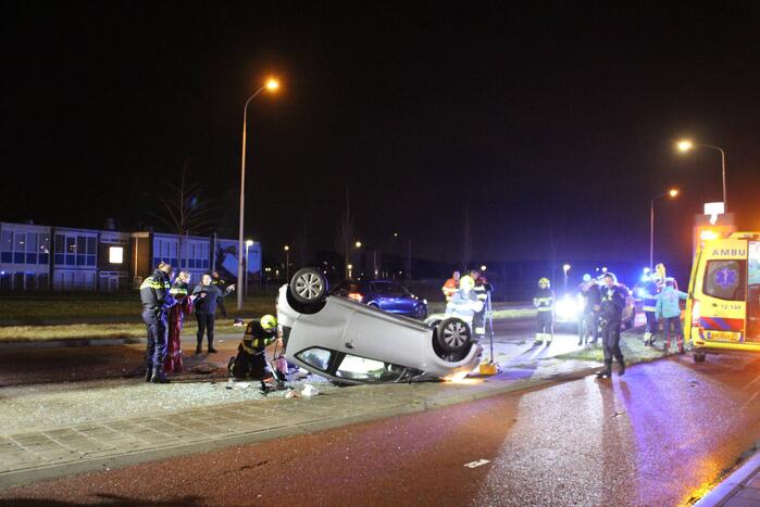 Personenauto belandt ondersteboven, 29-jarige automobilist overleden