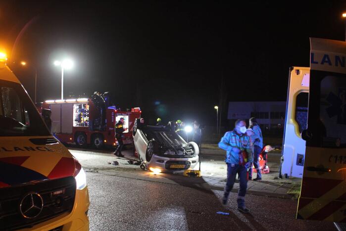 Personenauto belandt ondersteboven, 29-jarige automobilist overleden
