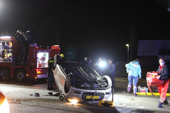 Personenauto belandt ondersteboven, 29-jarige automobilist overleden