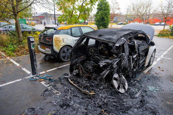 Meerdere voertuigen beschadigd door brand