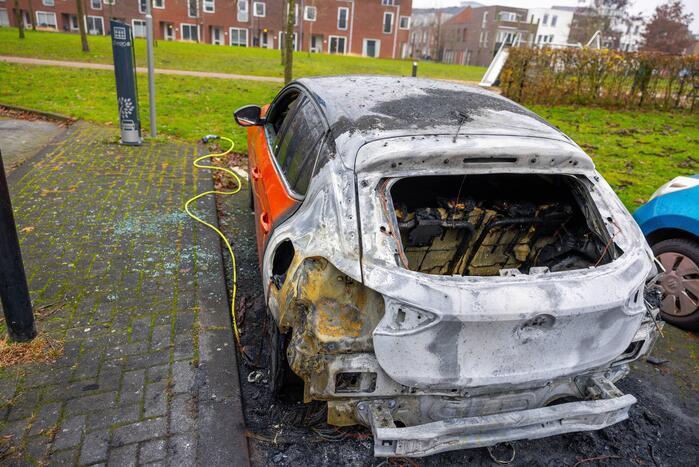 Meerdere voertuigen beschadigd door brand
