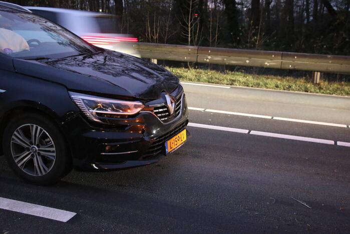 Kop-staart aanrijding tussen drie voertuigen