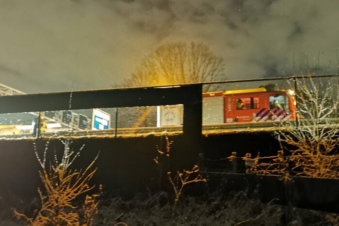 Personenauto klapt op vrachtwagen