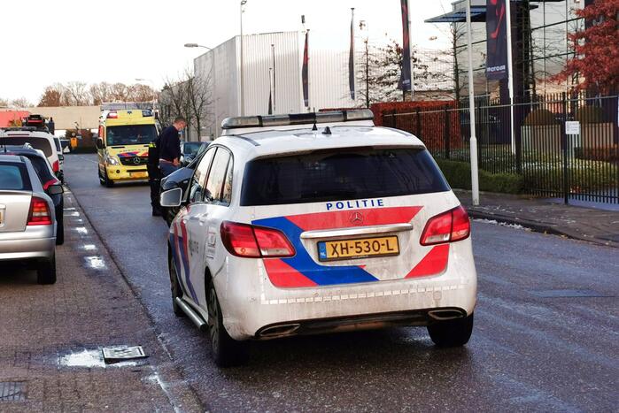 Vrouw gaat onderuit op glad wegdek
