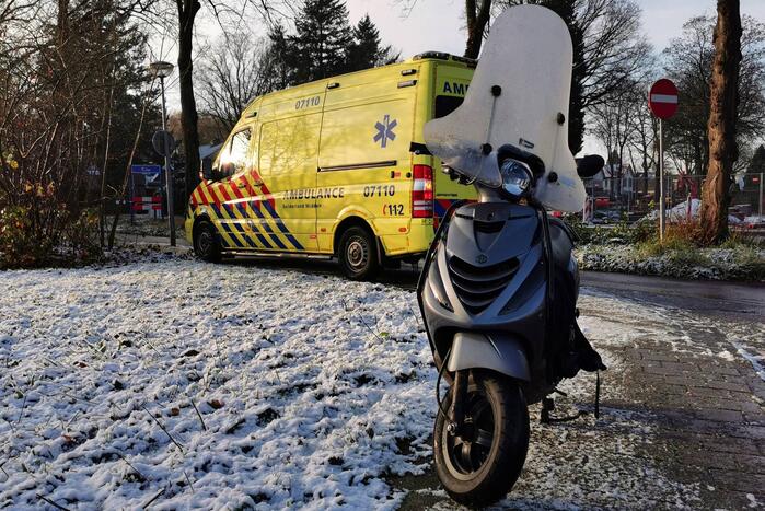 Scooterrijder onderuit door spiegelglad wegdek