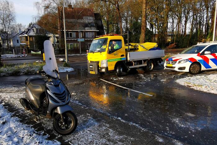 Scooterrijder onderuit door spiegelglad wegdek