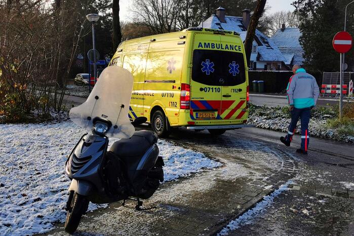 Scooterrijder onderuit door spiegelglad wegdek