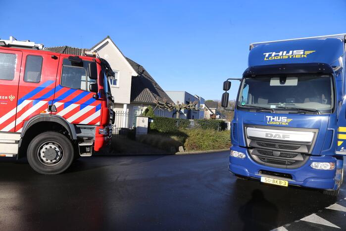 Vrachtwagen botst op betonblok