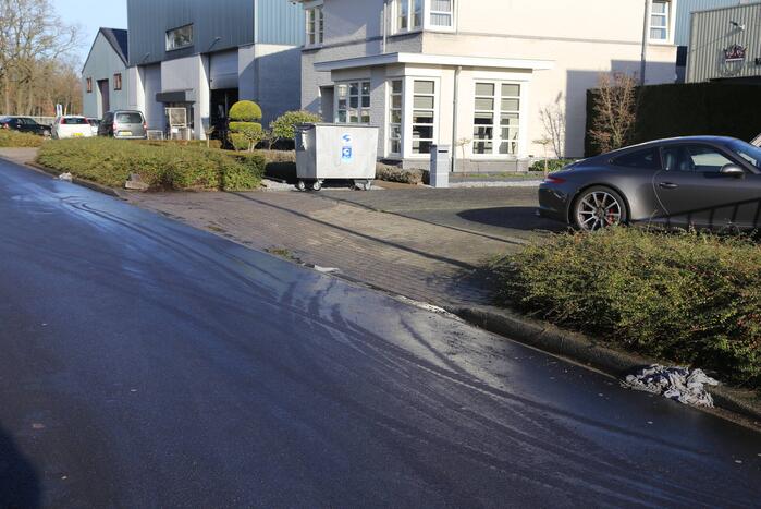 Vrachtwagen botst op betonblok