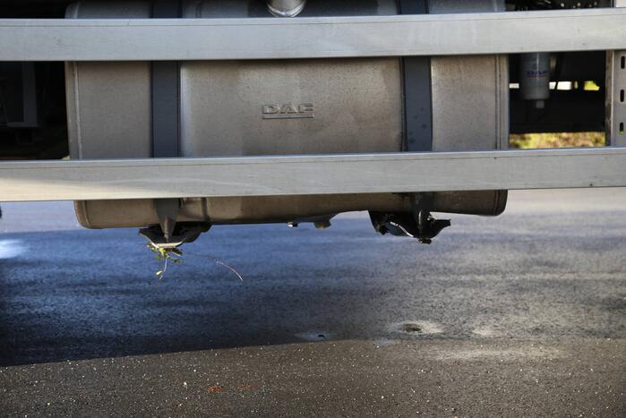 Vrachtwagen botst op betonblok