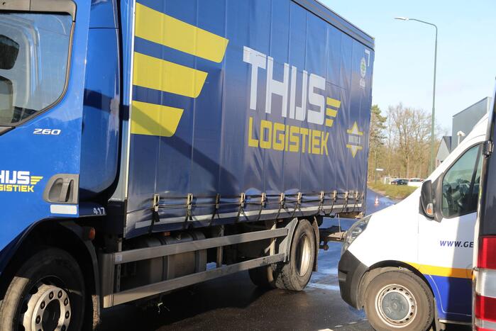 Vrachtwagen botst op betonblok