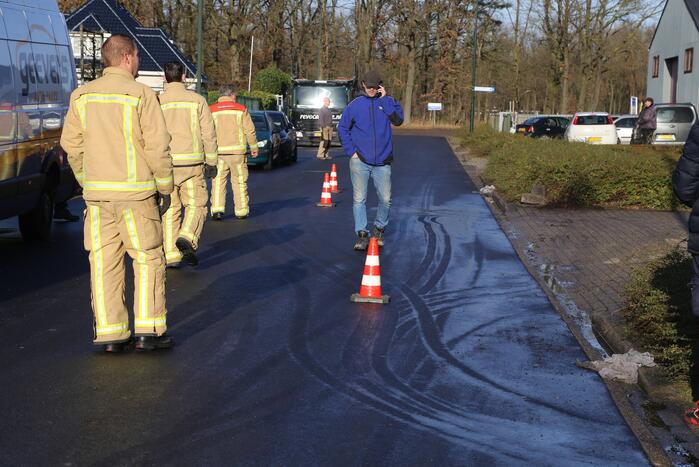 Vrachtwagen botst op betonblok